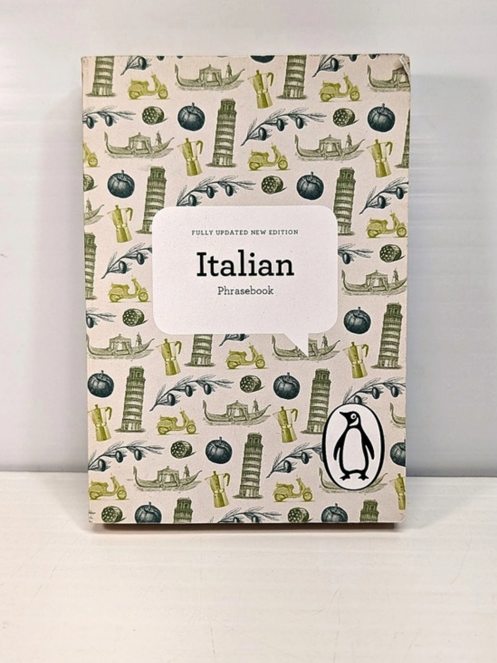 Penguin Books "Italian Phrasebook" Fully Updated Fouth Edition 2013 Pre Owned
